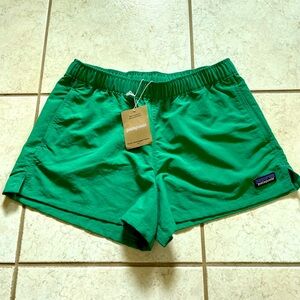 PATAGONIA WOMEN’S BARELY BAGGIES 2.5” INSEAM SHORTS IN GATHER GREEN